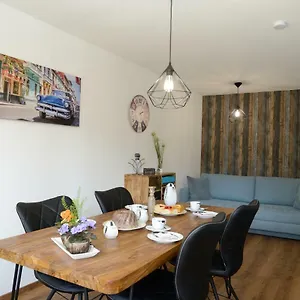  Apartment Seenah